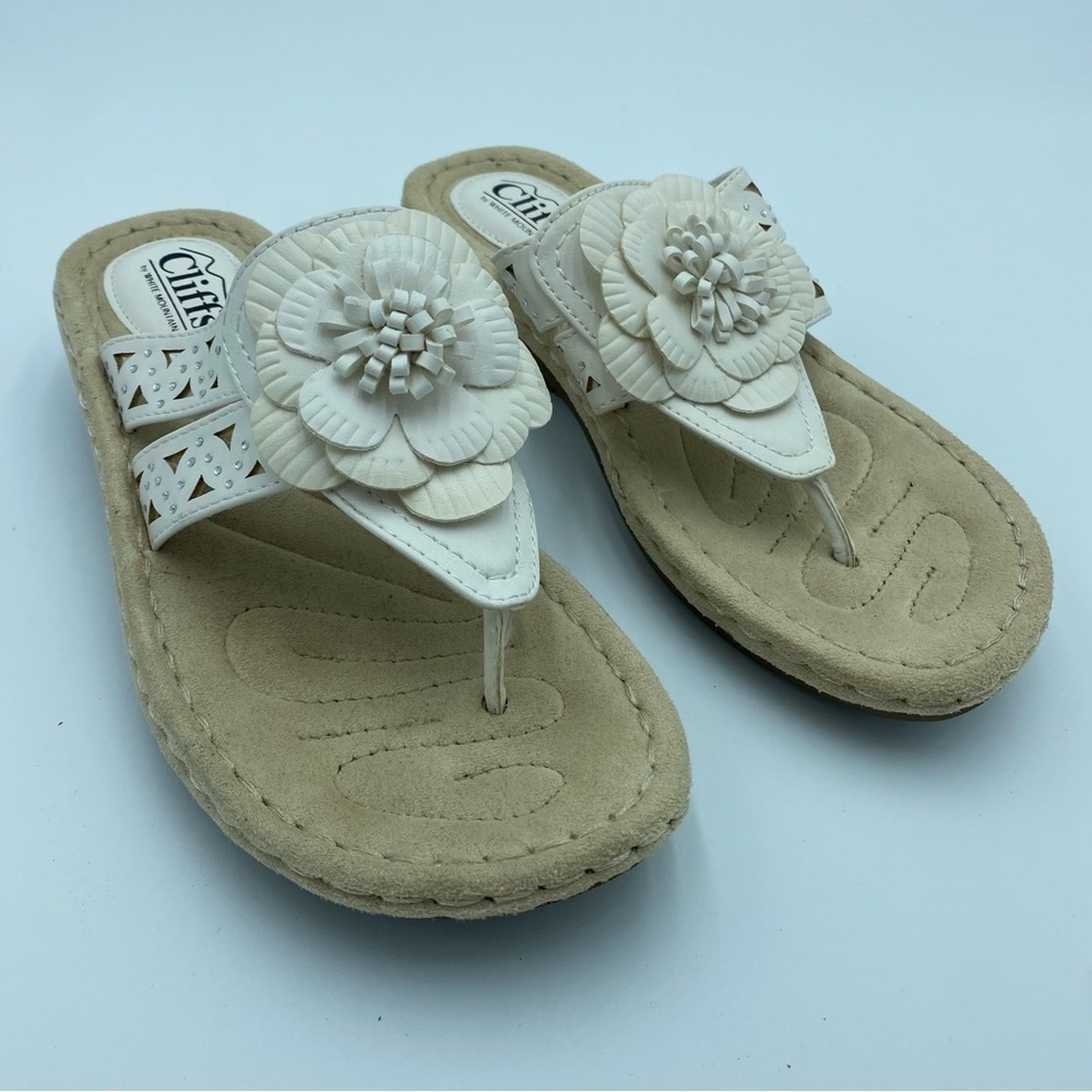 Cliffs by‎ White Mountain Sz 7M Cynthia Faux Leather Thong Sandals White Comfort